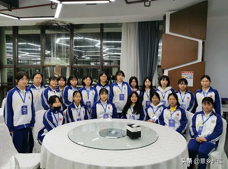 凤凰中学赴都匀参加2021年贵州省“足协杯”青少年足球联赛