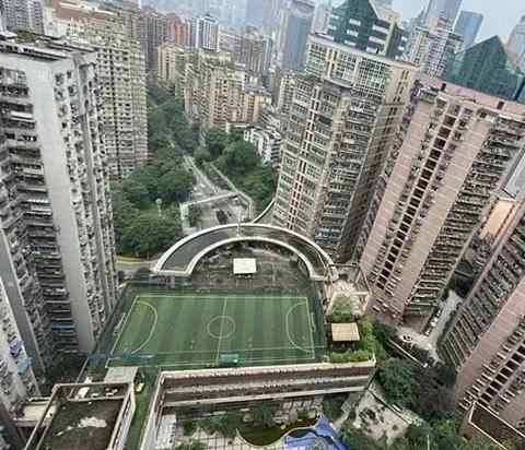 在顶楼天台打球,天台上踢球