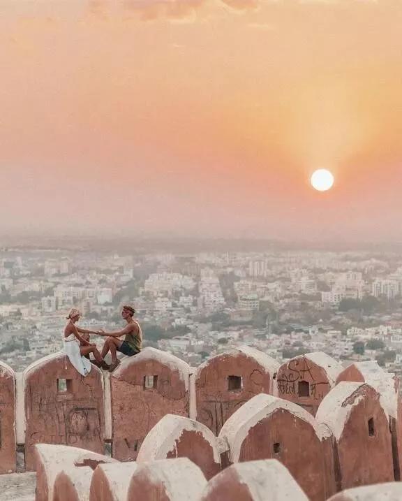 一个清洁工拍的照片一张卖6万,把美女娶回了家