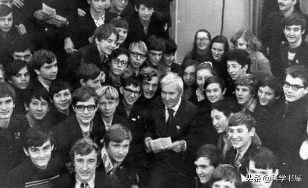 天才数学家认为平行线都会相交,国外一数学家证实平行线可相交