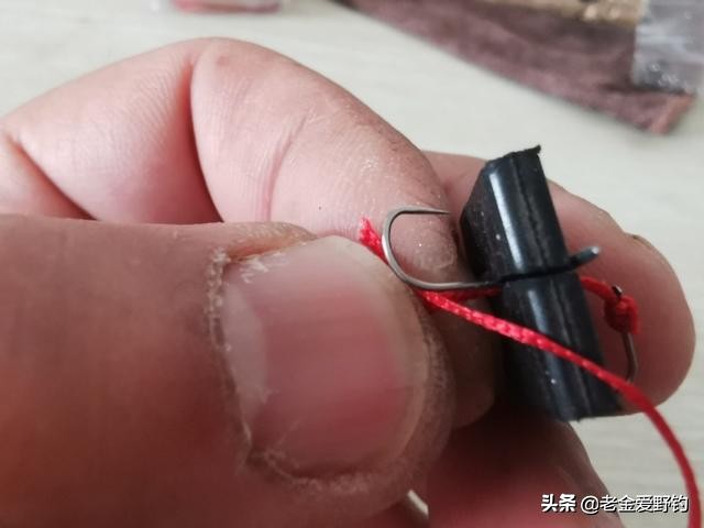 自制绑钩器的绑钩演示,绕线圈自制绑钩器可以绑袖钩