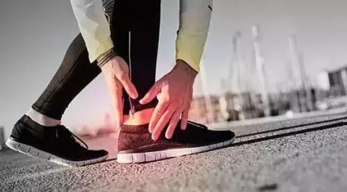 后脚跟崴脚怎么矫正,崴脚康复期走路足跟痛