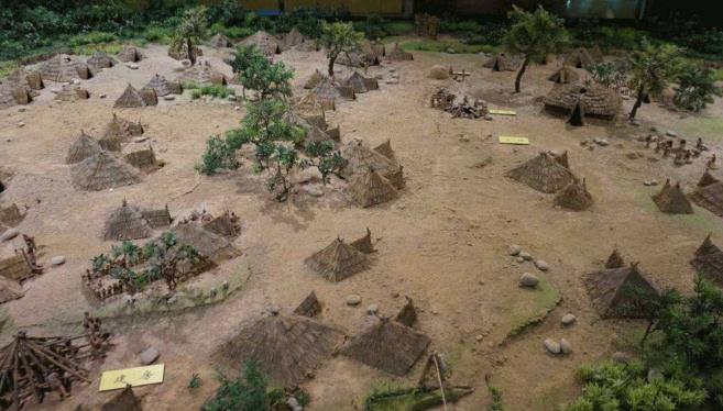 人类的祖先是怎样生活的60字,人类祖先最早发明的房子