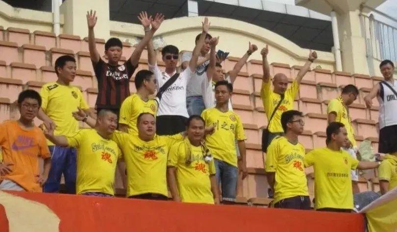 四川球迷故事第01期：我是梦警察王鹏，我爱四川足球更爱她！