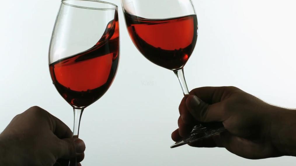 红酒醒酒之后可以倒满杯吗,红酒开瓶醒酒后能倒回去吗