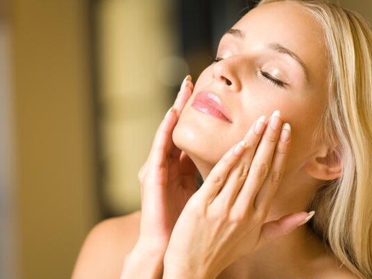 隔离霜和防晒霜哪个先擦脸比较好,先擦隔离霜还是先擦防晒霜素颜霜