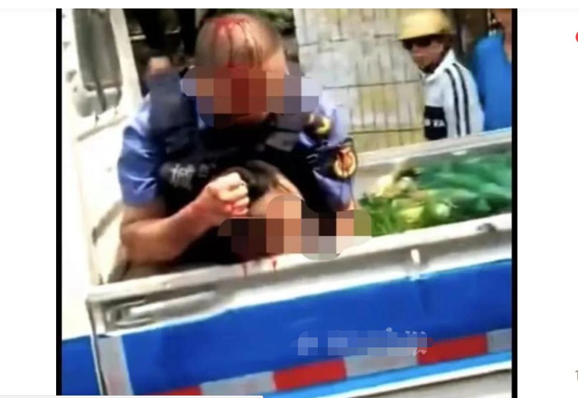 广西一商贩持刀追砍城管队员,广西一小贩持刀追砍城管被抓