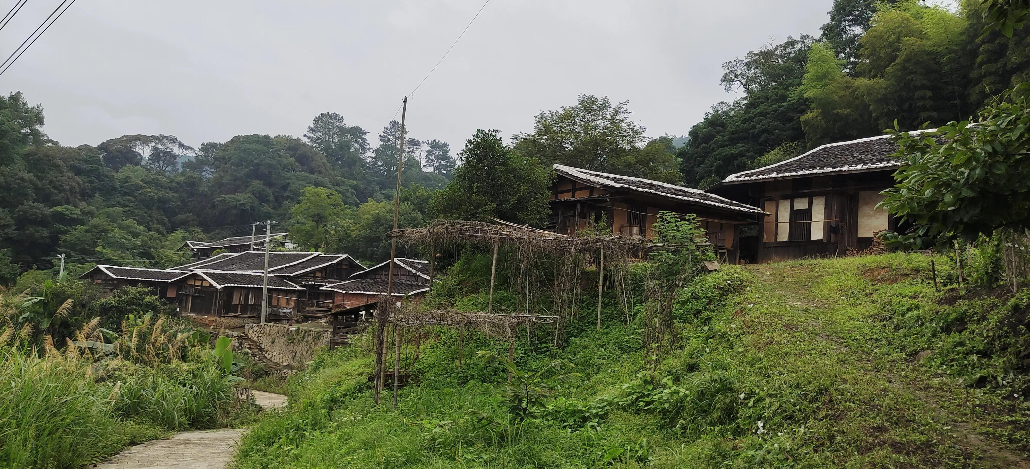 登上绝壁悬崖感受一览众山小,登上泰山之巅的感觉