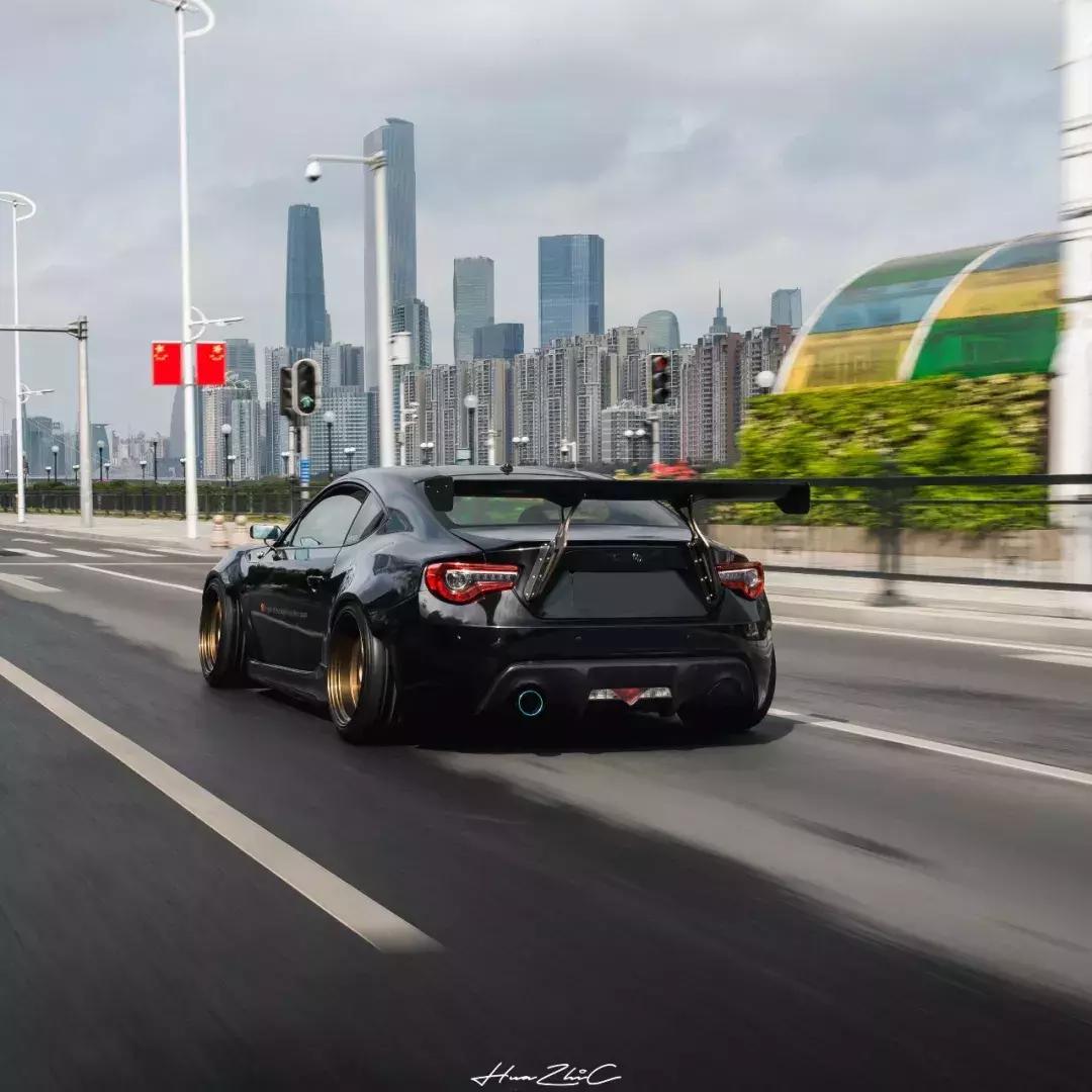 丰田86轮毂装18寸还是17寸好,丰田86加宽体