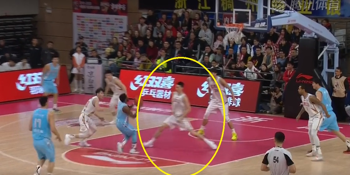 这球咋打？62声哨吹懵球员，阿的江：咋吹的？费尔德：教练忍住