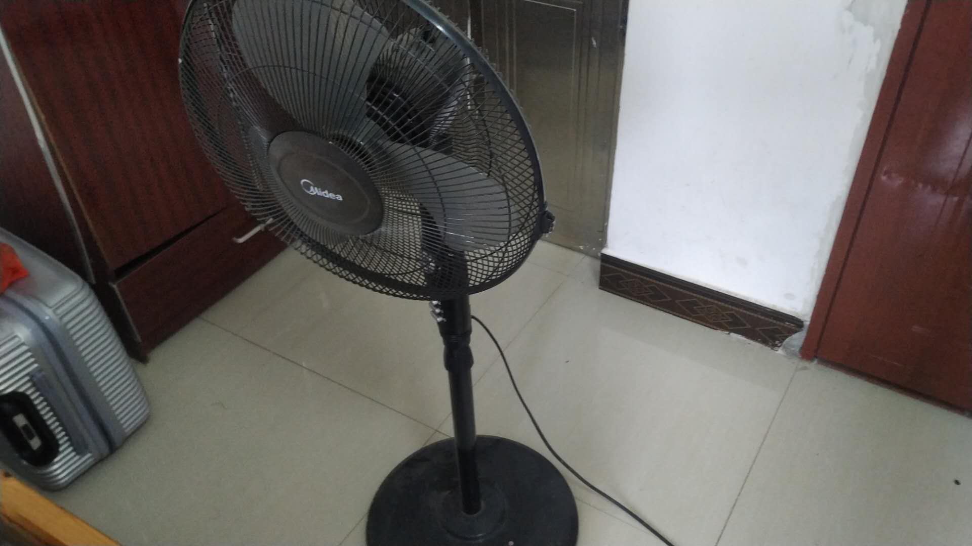 捡到了一个旧风扇,在外面捡到一个电动小风扇