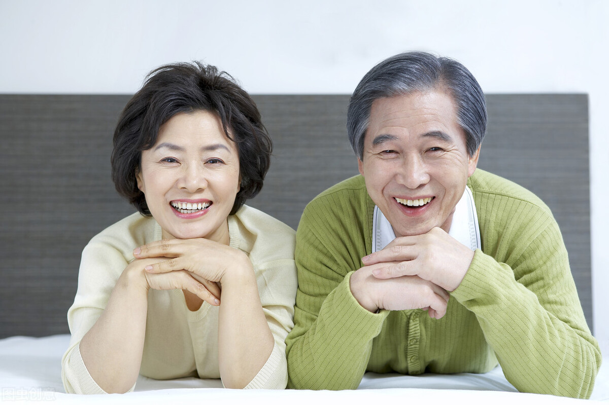 人到中年夫妻为什么不愿意亲近了,中年男人亲吻女人什么心理