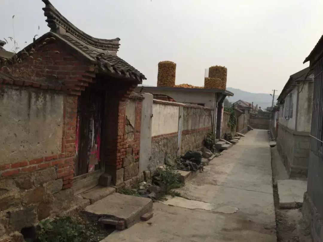 不是农民有宅基地证可以建房吗,不是农村人可以承包土地吗