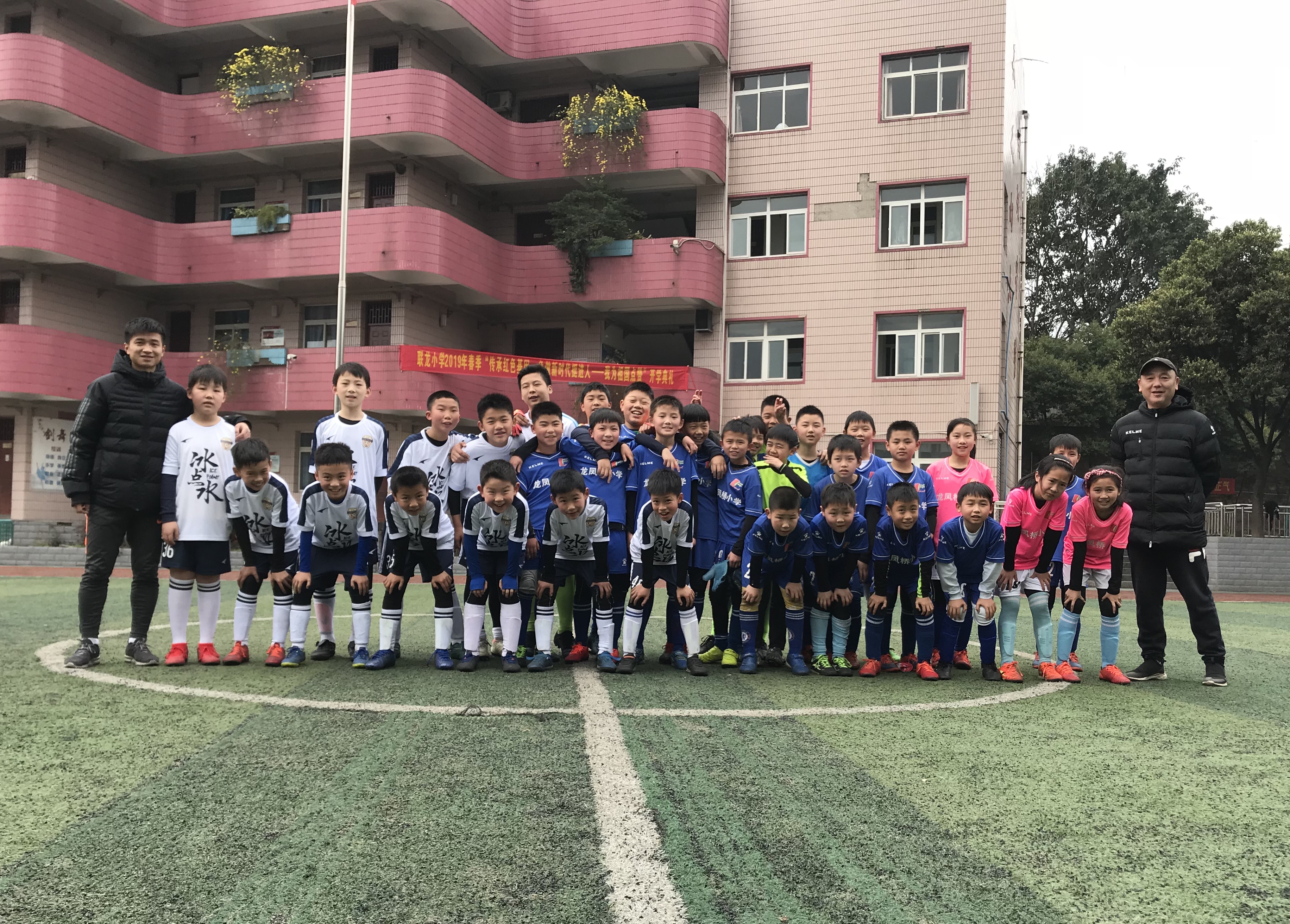 脚下过才叫真本事新希望俱乐部足球小将们出击！