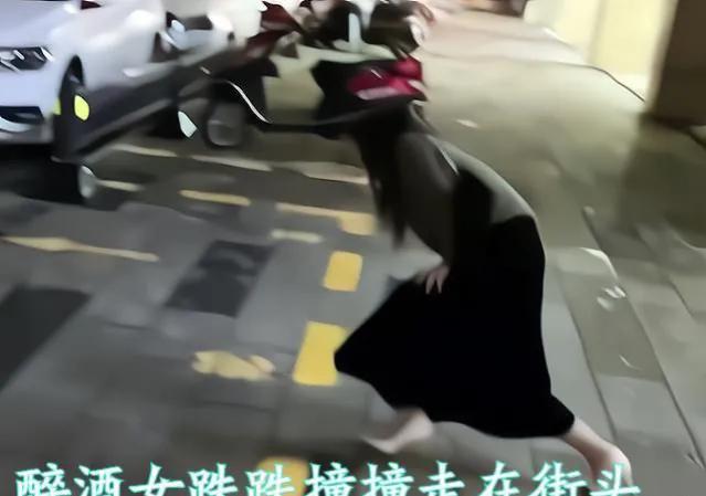 昆山醉酒女子摔倒在地,醉酒女子在街边摔倒