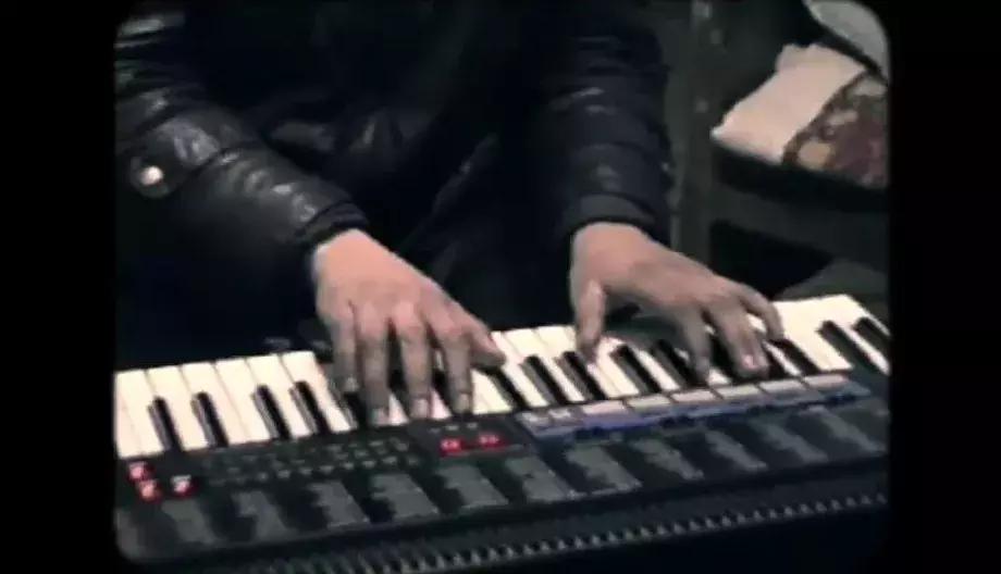 删*片毛**,讲荤段子,还不洗澡,但他教出的学生却能为刘德华写歌