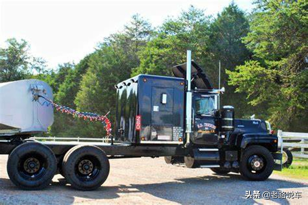 斗牛犬品牌卡车,斗牛犬在汽车上的视频