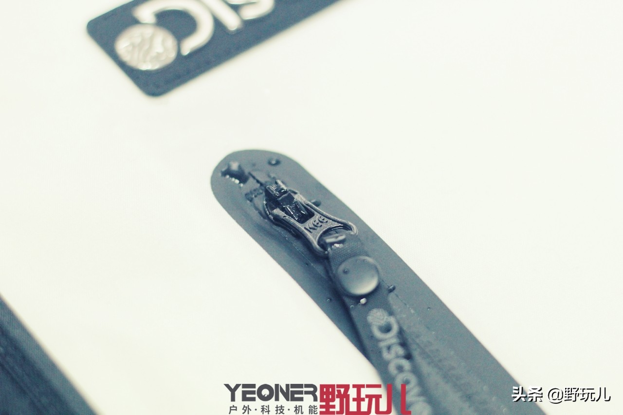 冲锋衣三合一discovery,贝爷穿的户外冲锋衣什么品牌