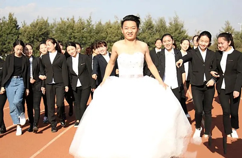 大学毕业照只有一个男生,大学男生毕业照穿婚纱