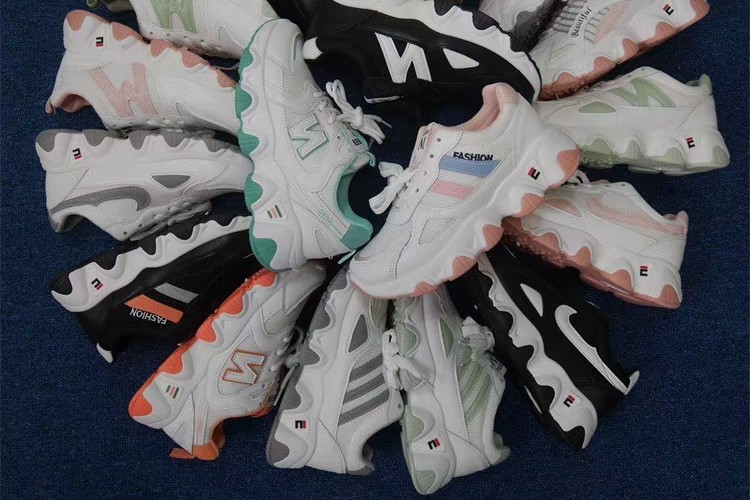 为什么年轻人喜欢穿帆布鞋,初中生现在为什么喜欢穿运动鞋