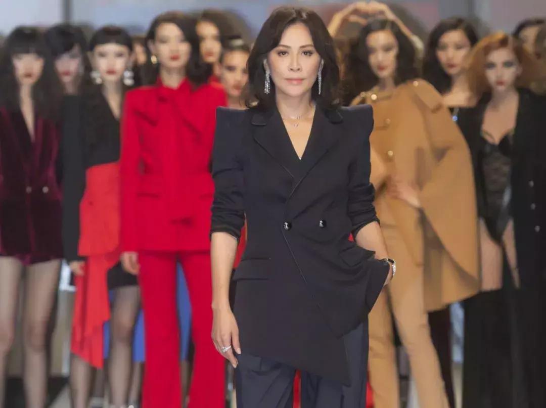 和刘嘉玲陈伟霆在上海时装周上聊个天，是什么体验？