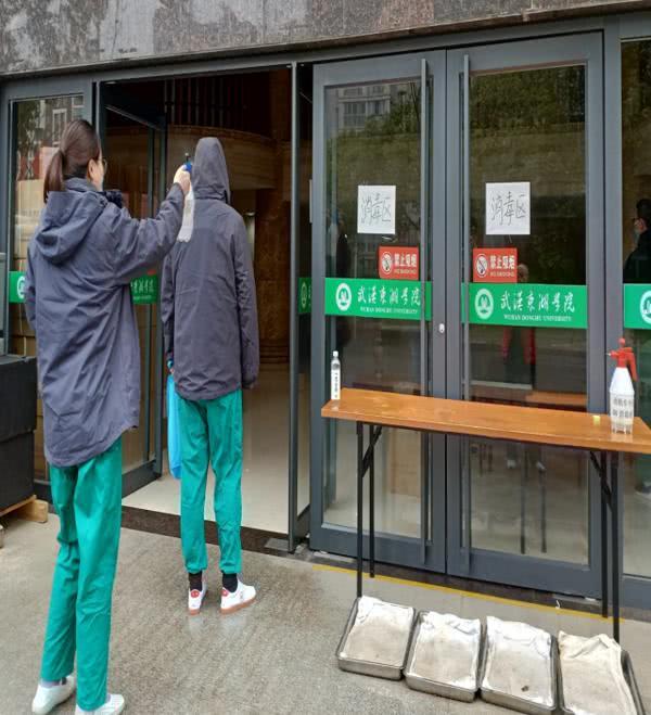 援鄂医疗队脱下防护服全身湿透,援鄂医护人员脱防护服