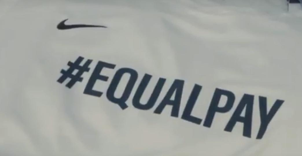 美国4名女球员比赛被罚4张黄牌：露出标有“同工同酬”的T恤