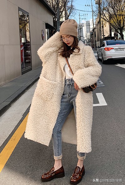 冬天穿加绒牛仔裤好看还是不加绒,冬季加绒牛仔裤修饰腿型推荐