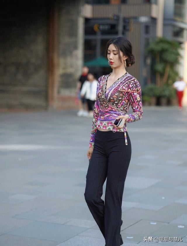 精致的瑜伽裤装扮彰显女神风范,时髦大方的瑜伽穿搭展现