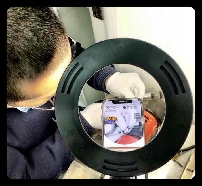 钟表维修师吴志敏丨我是表说家,让我们把时间浪费在美好的事物上