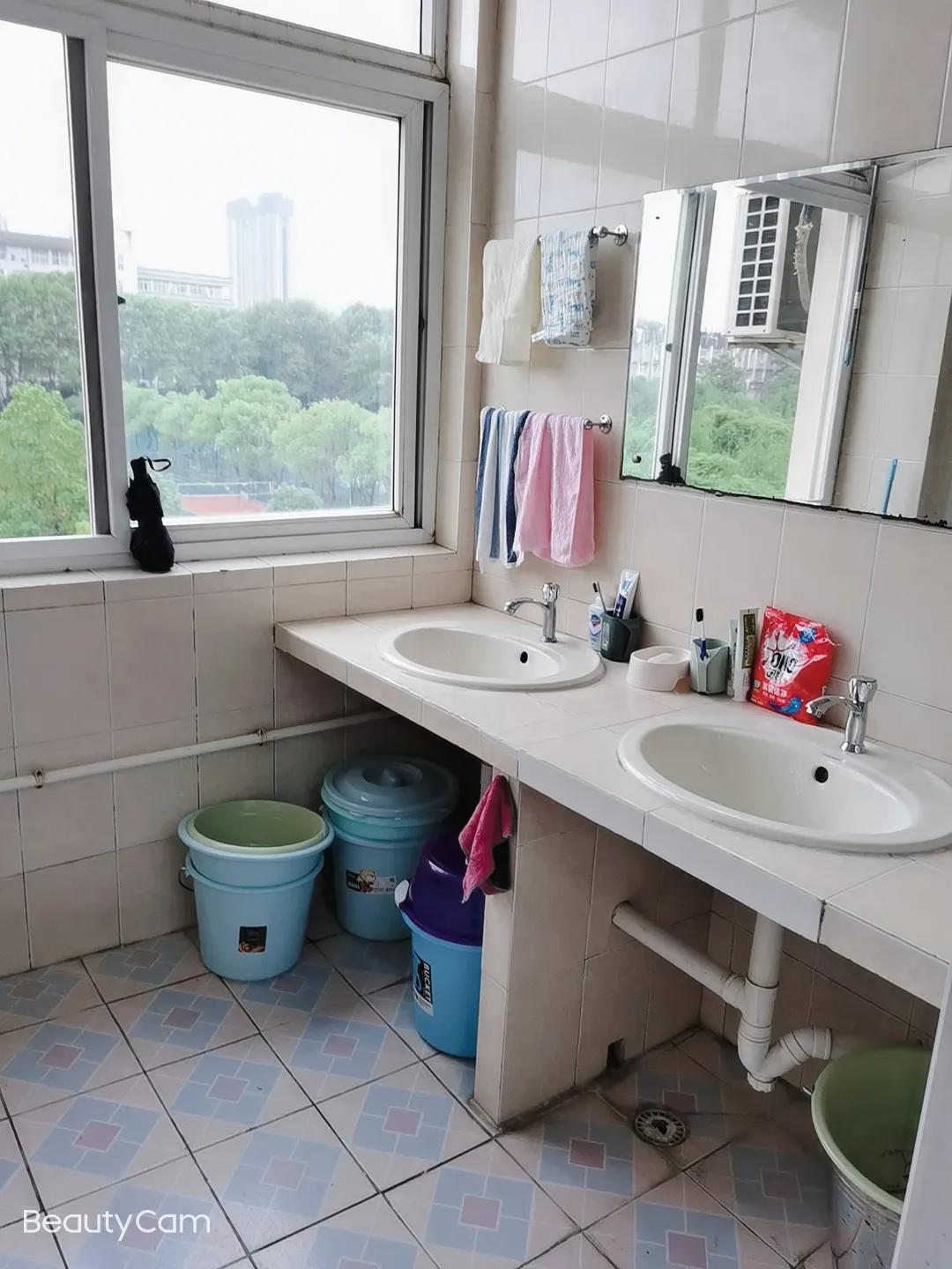 华中科技大学宿舍条件好吗,华中科技大学有几个校区宿舍条件