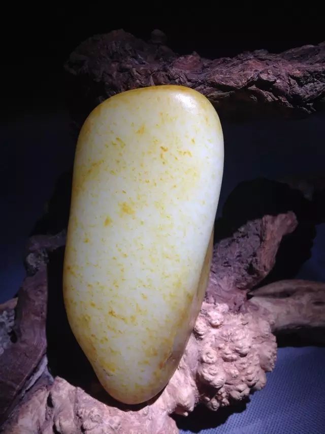 顶级和田羊脂白玉多少钱一克,精品和田玉籽料原石价值八十万