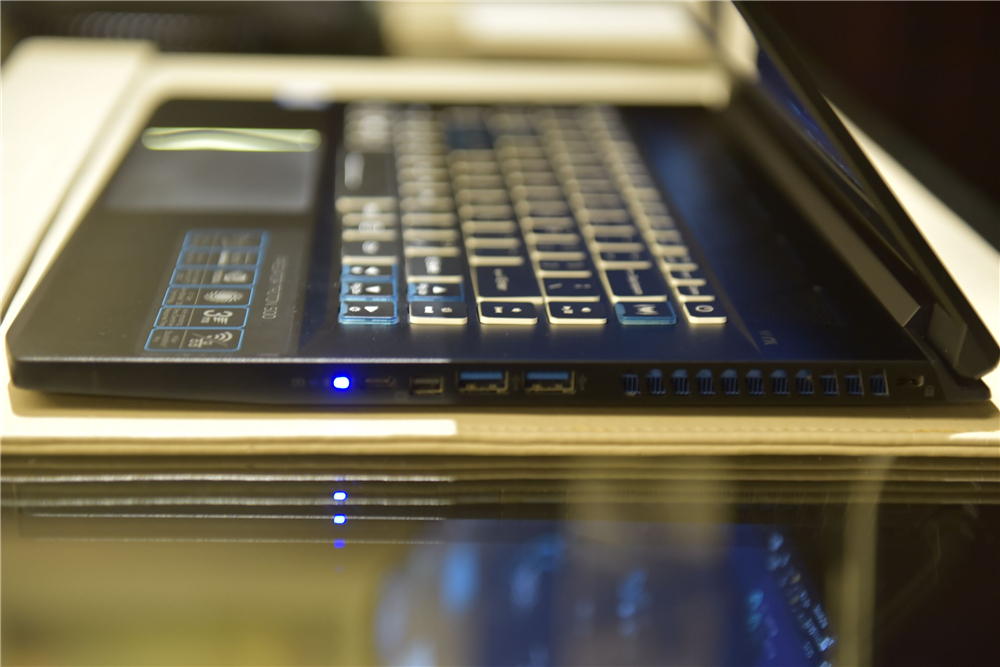 宏碁掠夺者刀锋500se和战斧300,宏碁掠夺者刀锋500SE电竞本