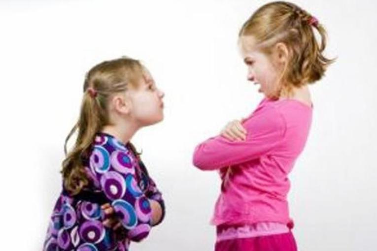 一中学生凌晨在宿舍内，遭同学围殴，男生跪在地上被多名同学打