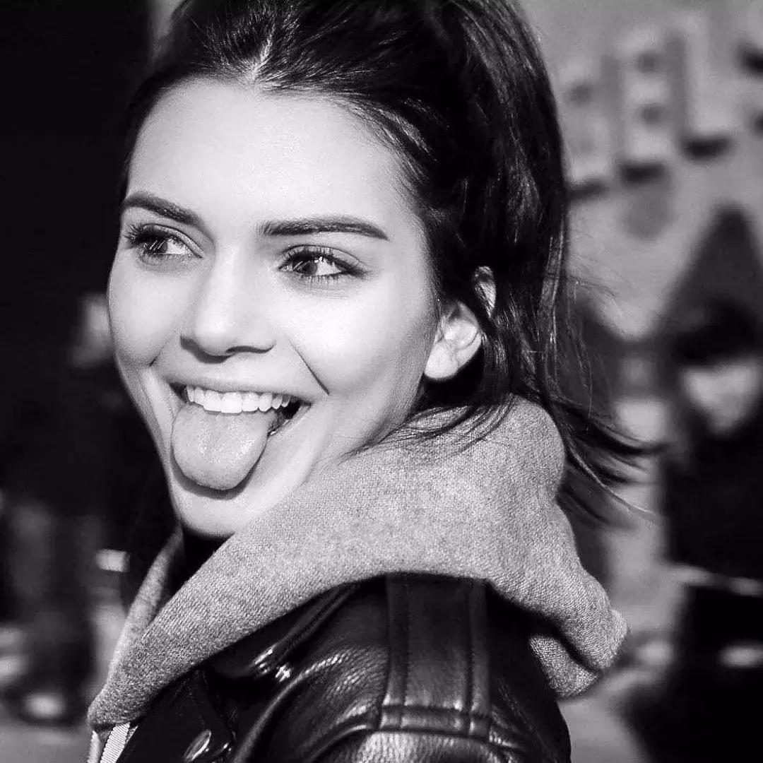 发朋友圈的女人高情商,高级的女人朋友圈应该发什么