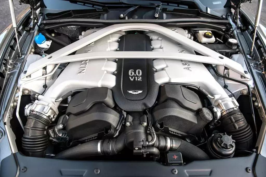 马丁新款v12,阿斯顿马丁v8和v12对比