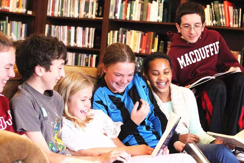 这所毗邻美国常青藤名校的中学，为何备受中国学生推崇？