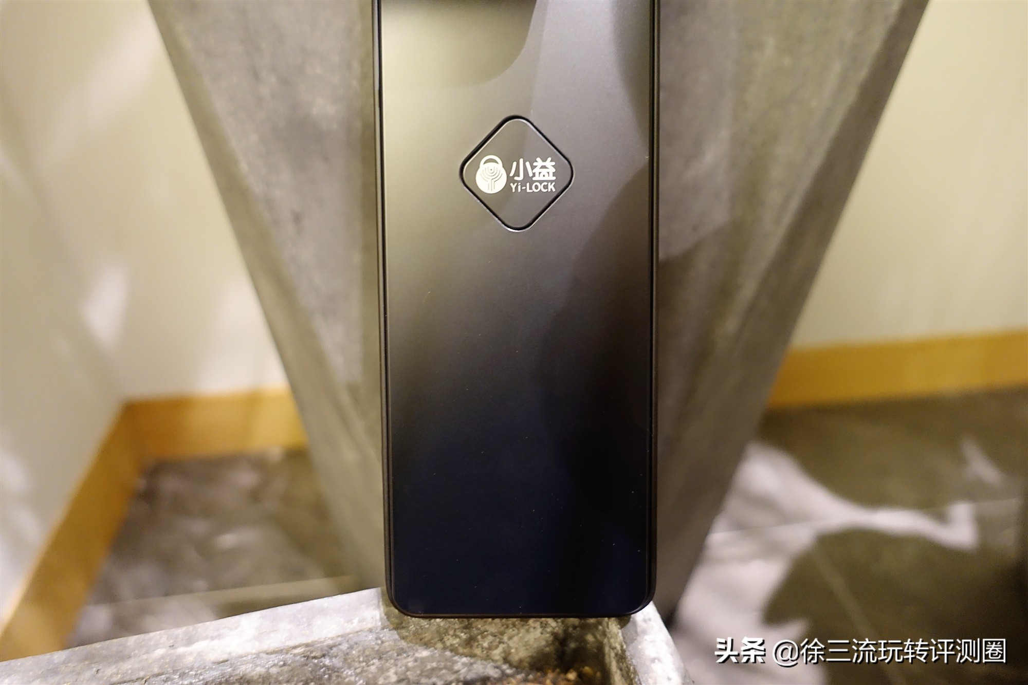 这把指纹锁不得了，内置天猫精灵AI模块，说句话就能开锁