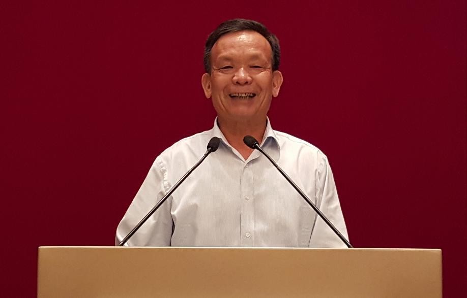 他生于福建农村，初中辍学，白手起家，身家450亿，与美国对抗