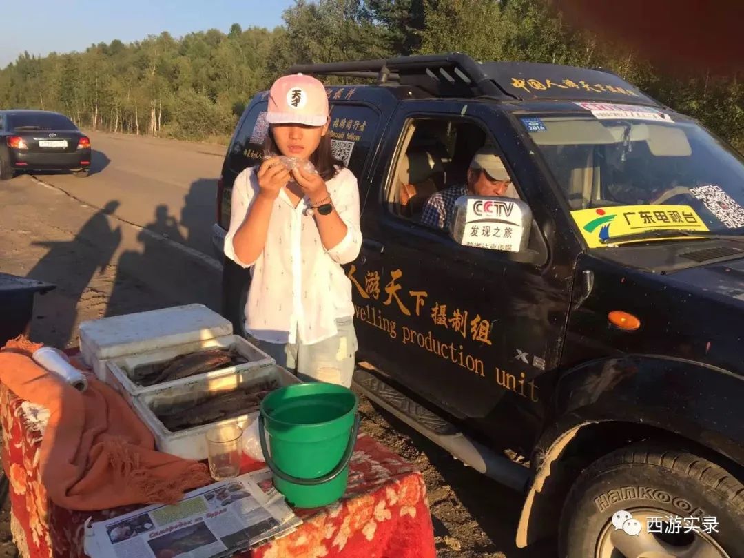 这女孩看到俄罗斯帅哥搭车，逼我停车，否则跳车