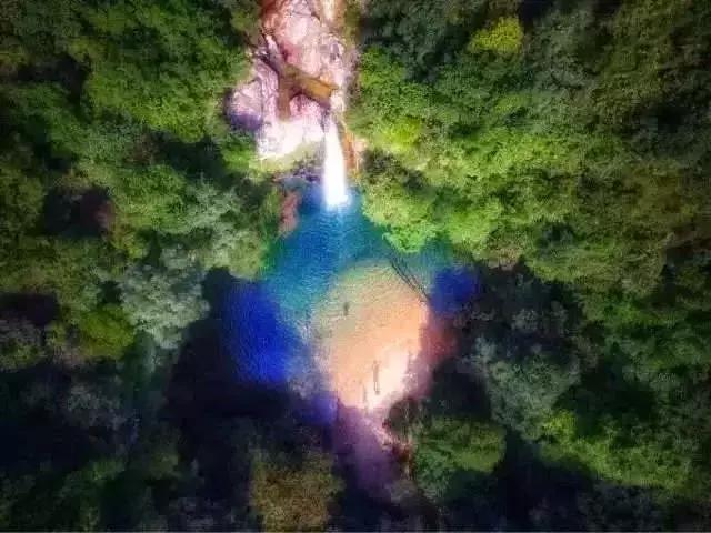 清远这座糖果色湖景汤泉别墅，私藏气派大瀑布和绝美草原！！