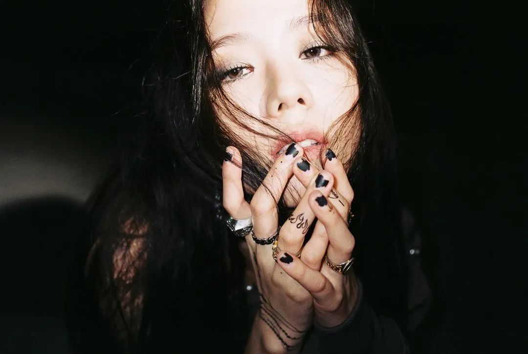 从BP小糊咖到Dior千金，Jisoo的脸越来越值钱了