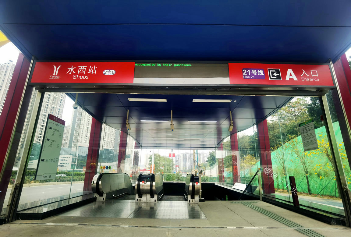 樱花开了公园里弥漫着花香,樱花开了姹紫嫣红