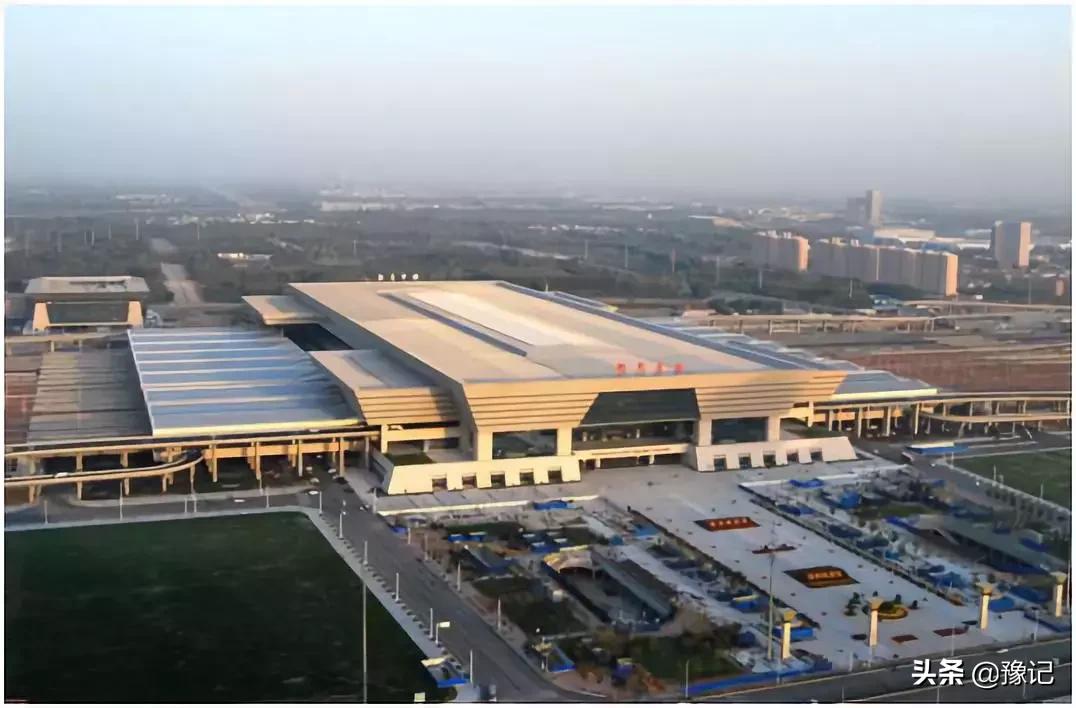 郑州十年的变化,郑州78岁老人为变年轻花30万