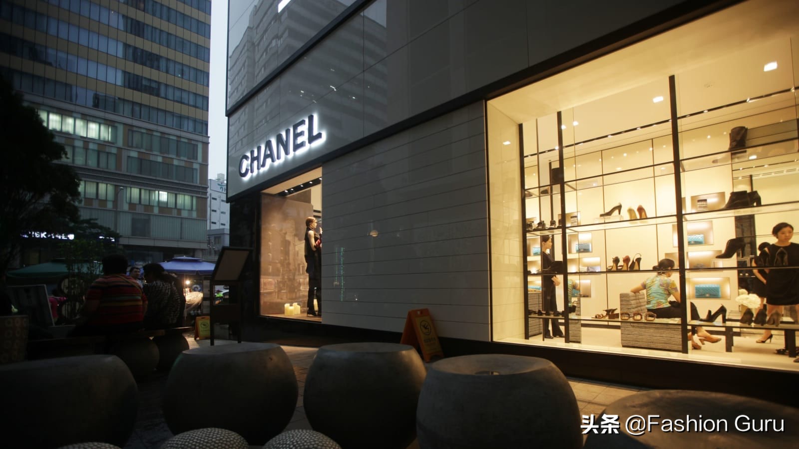 Chanel、LV要涨价后，全球消费者都开始急着排队抢购了