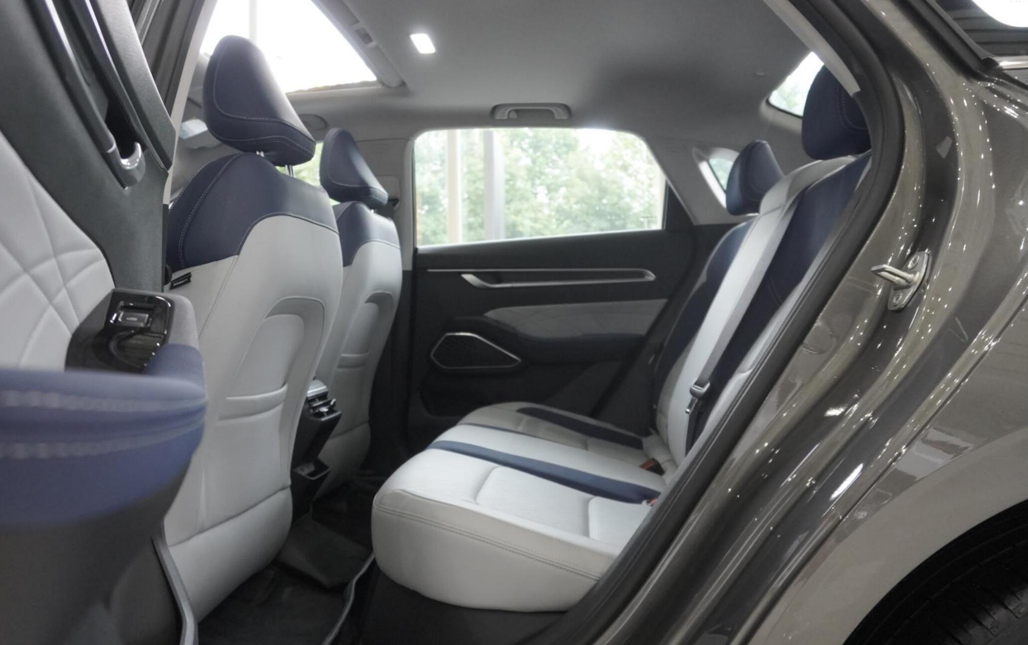 到店实拍吉利帝豪,吉利帝豪高配和星瑞低配