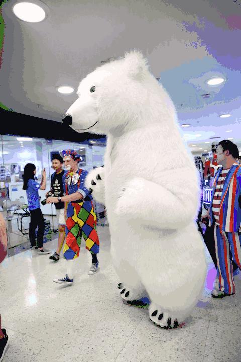 您有一张枣庄万达超市购物卡待领取！还有万味盛典狂欢美食节已经开启！超多福利惊喜都等你来揭晓