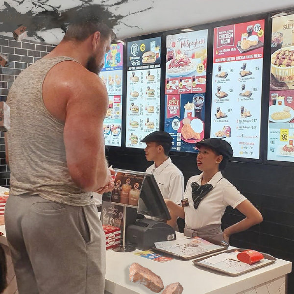 一进门就看见小蜜蜂在追着神奇女侠