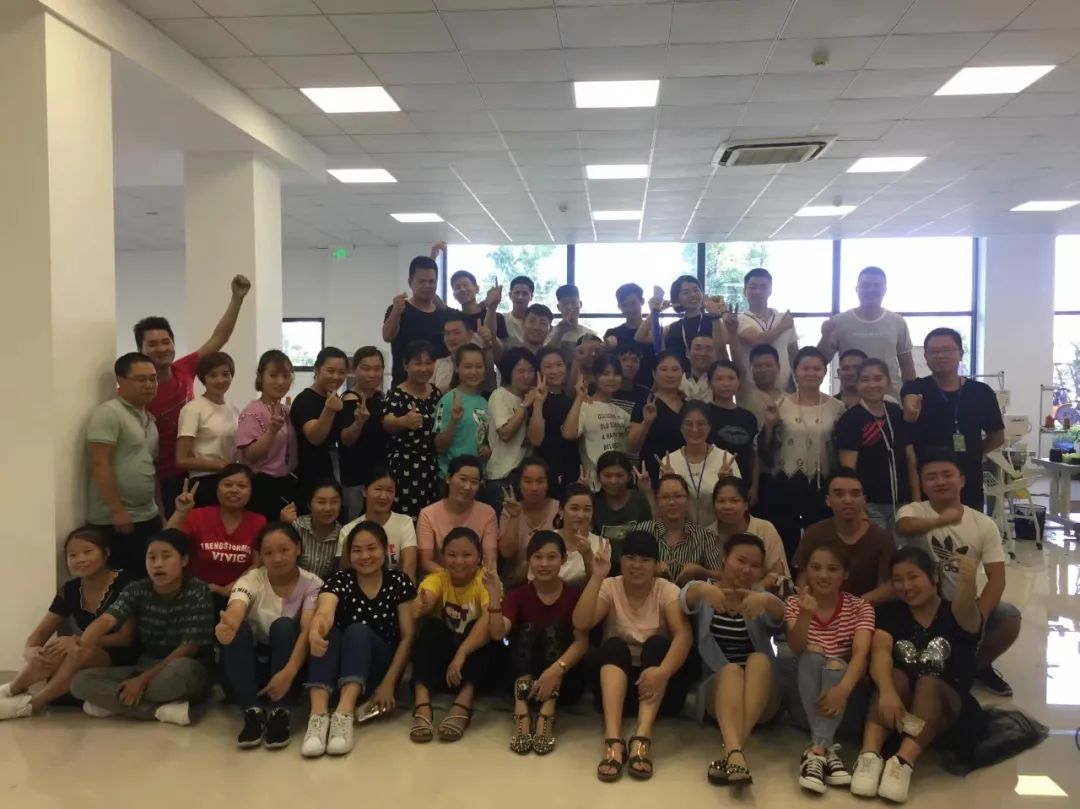 工厂车间夜间灯火辉煌,灯火通明的生产车间