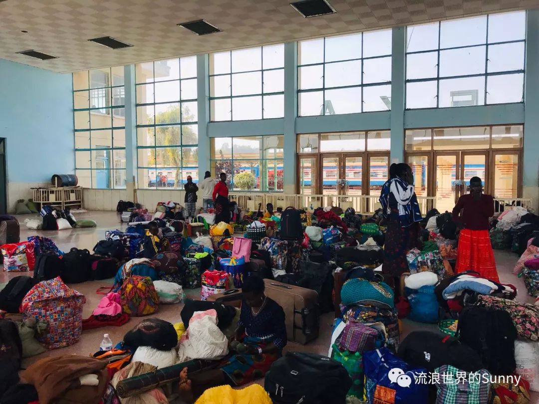 流浪非洲，乘坐中国援建火车去赞比亚，满满的亲切